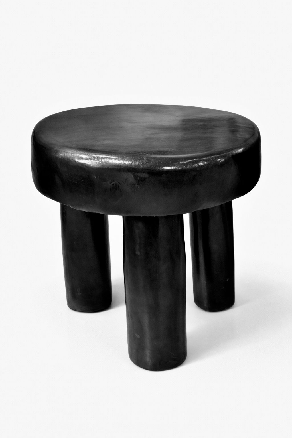 Stool Redondo 3 Patas Fósil Bravío | The Blue House